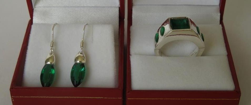 emerald-silver-ring-and-earrings-set